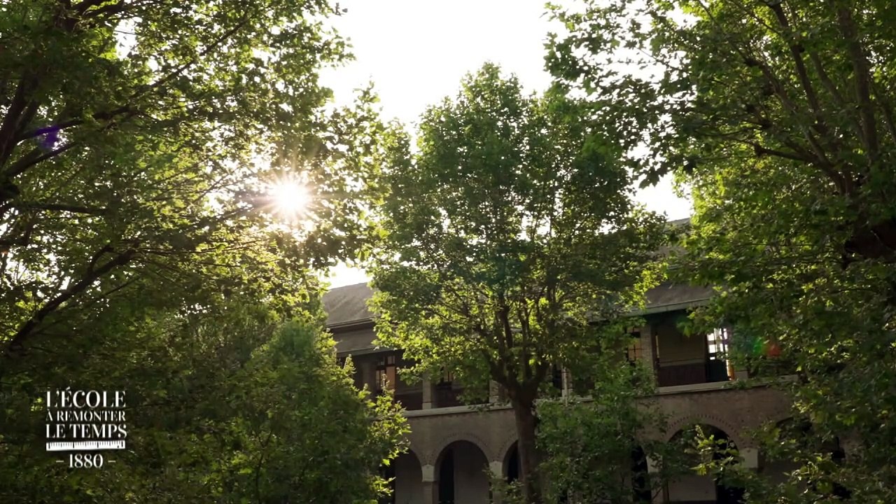 L'école à remonter le temps : les élèves boivent du vin !