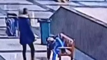 Diyarbakır'da bankta uyurken telefonu ve parası çalındı! Olay anı kamerada