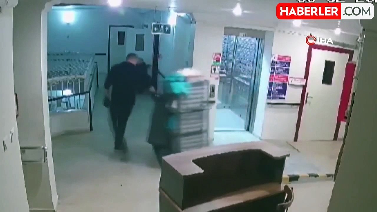 Bakım merkezi çalışanları 72 yaşındaki yaşlı adamı döverek hastanelik etti