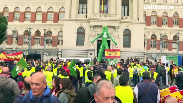 La tractorada llega al Ministerio de Agricultura y tensa la reunión de Planas con las organizaciones agrarias