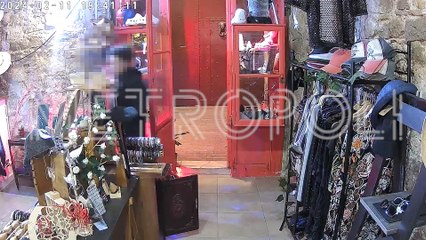 Un hombre entra a robar en una tienda del centro de Barcelona