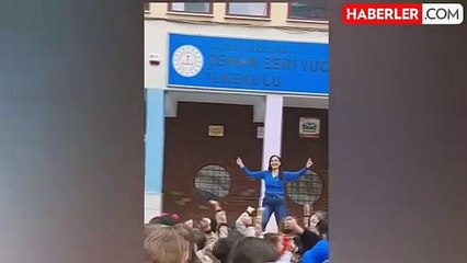 Öğrencilerini her sabah dans eşliğinde sınıflara alıyor