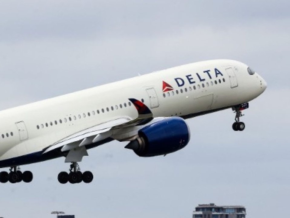 Ekel-Flug: Maden fallen aus Gepäckfach auf Passagiere