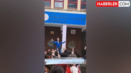 Öğrencilerini her sabah dans eşliğinde sınıflara alıyor