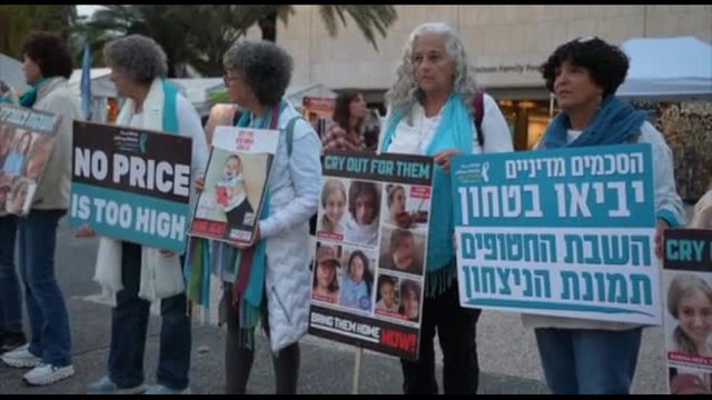 Piazza degli ostaggi a Tel Aviv per dare solidarietà alle famiglie