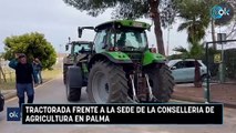 Tractorada frente a la sede de la Conselleria de Agricultura en Palma