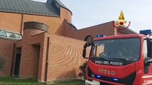 Fiamme sul tetto della chiesa a Rozzano: l'intervento dei vigili del fuoco