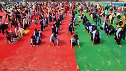 एक साथ सूर्य नमस्कार कर  विश्व रिकार्ड
