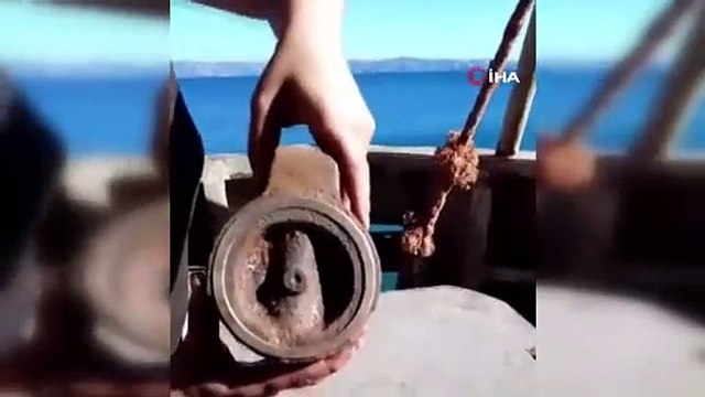 Gemideki her işe koşturmuştu... “Benden bir tane daha yok” parçasını dinlerken video çekmiş