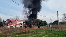 Via Campazzino, incendio e colonna di fumo nero visibile a chilometri di distanza