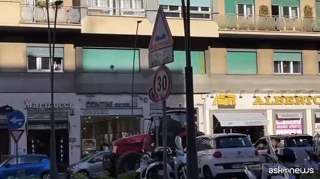 Protesta dei trattori, il passaggio in via Appia Nuova a Roma