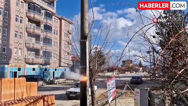 Elektrik direğinde çıkan yangın paniğe neden oldu