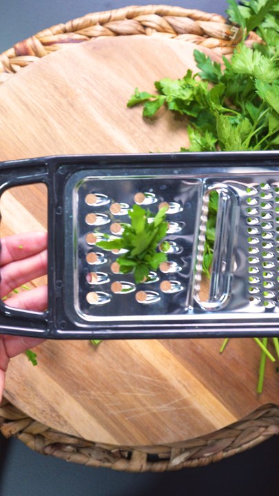 Asi se desoja el perjil y el cilantro