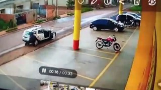 Vídeo mostra policiais tentando parar caminhonete roubada - MT