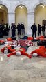  À l'intérieur du Capitole, un groupe de partisans des immigrés a organisé une manifestation contre l'expulsion des immigrés.