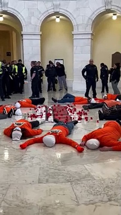  À l'intérieur du Capitole, un groupe de partisans des immigrés a organisé une manifestation contre l'expulsion des immigrés.
