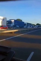 Des agriculteurs espagnols bloquent la frontière avec la France pour la deuxième journée consécutive. L'autoroute A9 est fermée depuis Narbonne et jusqu'à nouvel ordre. Le réseau secondaire est saturé. Des milliers de camions sont bloqués à la frontière.