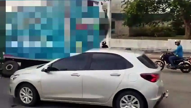 RODA DE CAMINHÃO SOLTA DO EIXO E ATINGE VEÍCULOS EM ARAPIRACA