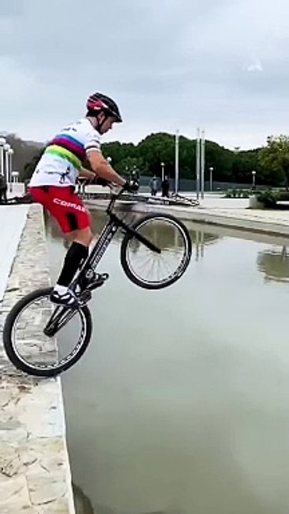 Des cyclistes sautent par-dessus l'eau | Les gens sont formidables