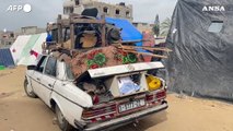 Gaza, palestinesi fuggono da Rafah