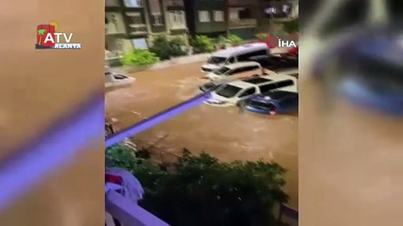 Antalya'da yoğun yağış ve selden ötürü okullar tatil edildi