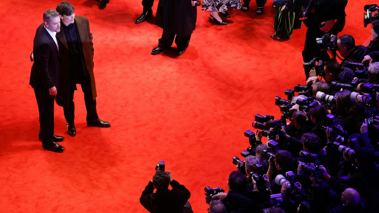 Berlinale-Eröffnung: Stars im Blitzlichtgewitter auf dem roten Teppich