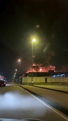 Incendio a Concorezzo, devastati dalle fiamme 5 capannoni: "Tenete le finestre chiuse"
