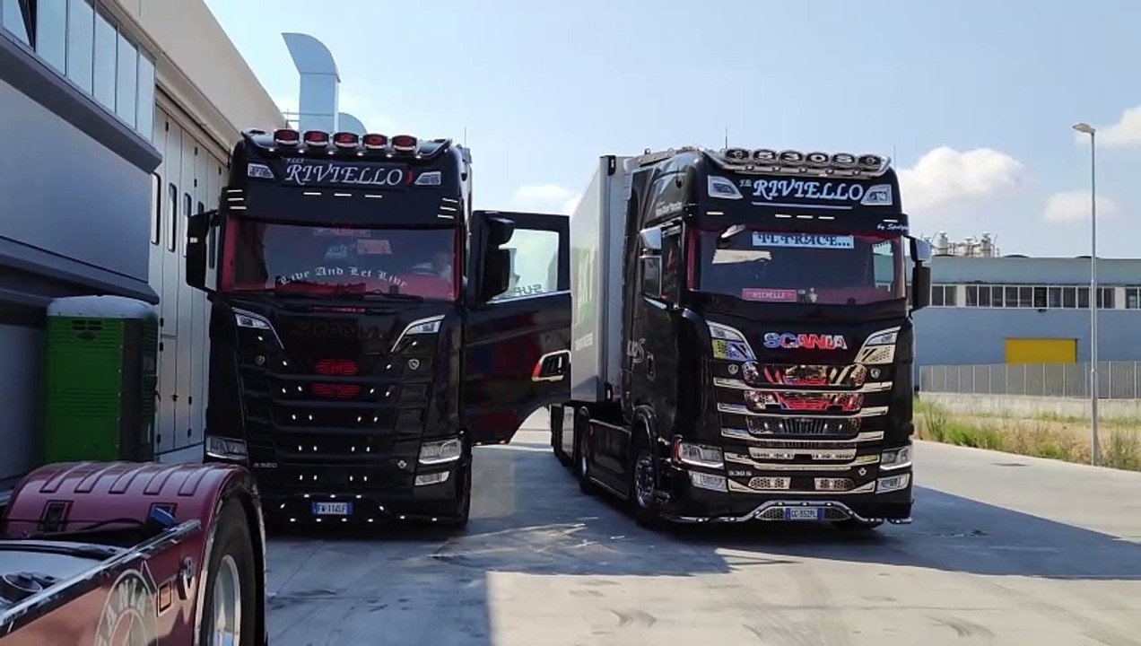 Scania S520 Vs Scania S530 V8 (Black Line) + Trailer - Next Generation!