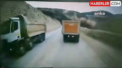 Maden Ocağındaki İşçiler, Toprak Kaymasından Önce Oluşan Yarılmaların Fotoğrafını Çekti