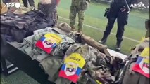 Ecuador, l'esercito mostra armi sequestrate durante scontri con guerriglieri