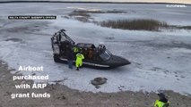 شاهد: استخدام قارب هوائي خاص لإنقاذ رجل علق في بحيرة ثلجية في ميشيغان