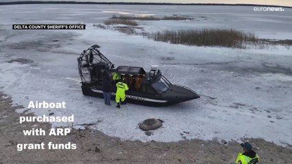 شاهد: استخدام قارب هوائي خاص لإنقاذ رجل علق في بحيرة ثلجية في ميشيغان