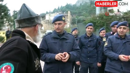 Elmacı Dede Adana'da askerlere elma götürdü