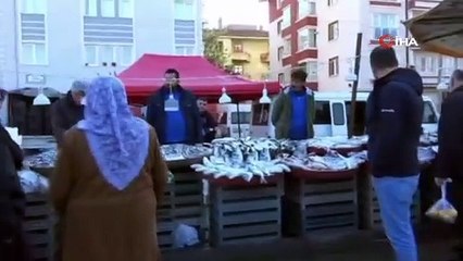 Çarşıda esnaf şov: ''Taze taze'' deyip, çiğ çiğ yedi