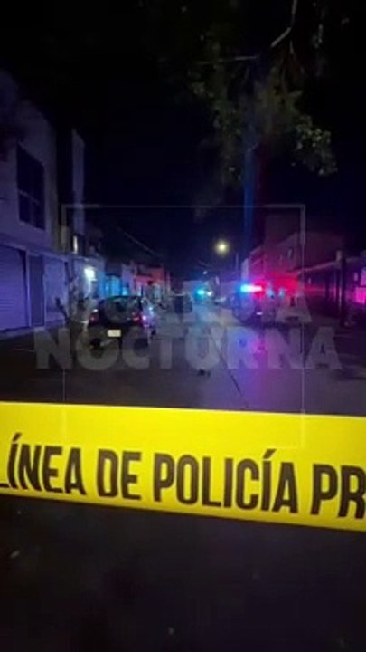 #Preliminar Un comando armado arremetió a tiros contra una vivienda ubicada en el cruce de las calles Fraternidad y Monte Everest, en Guadalajara. Autoridades ya investigan el hecho #GuardiaNocturna