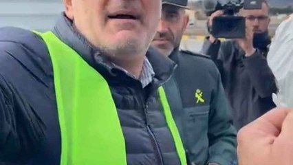 El secretario general de Asaja Alicante discute con los guardias civiles en Villena