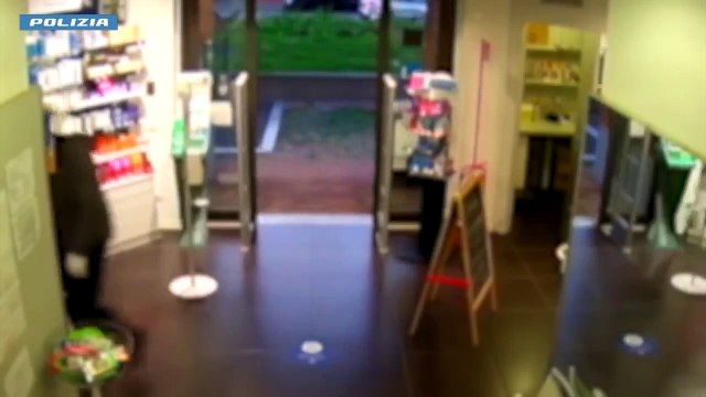 Sesto San Giovanni, il. rapinatore seriale di farmacie ripreso dalle telecamere di sorveglianza