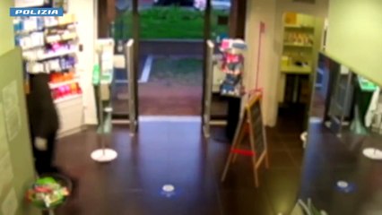 Sesto San Giovanni, il. rapinatore seriale di farmacie ripreso dalle telecamere di sorveglianza