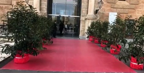 L'artista Jago emozionato fino alle lacrime quando la sua opera Look down viene svelata