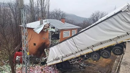 45 gün önce kamyon uçmuştu... Sivas'ta 2 katlı evin üzerine bu kez de TIR uçtu