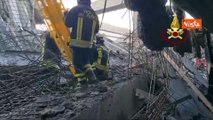 Cede trave in un cantiere a Firenze, le operazioni di soccorso dopo il crollo