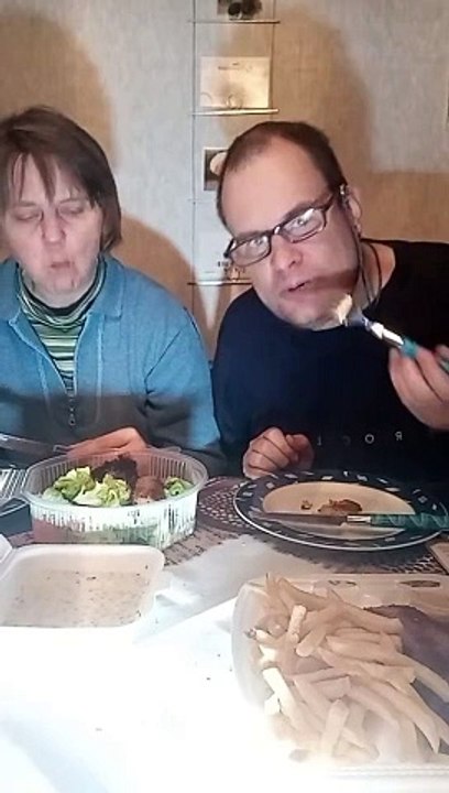 Food Test Sebastian Schulz: Georgs CousCous Schnidde +kl. gem. Salat & Cordon Bleu mit Pommes