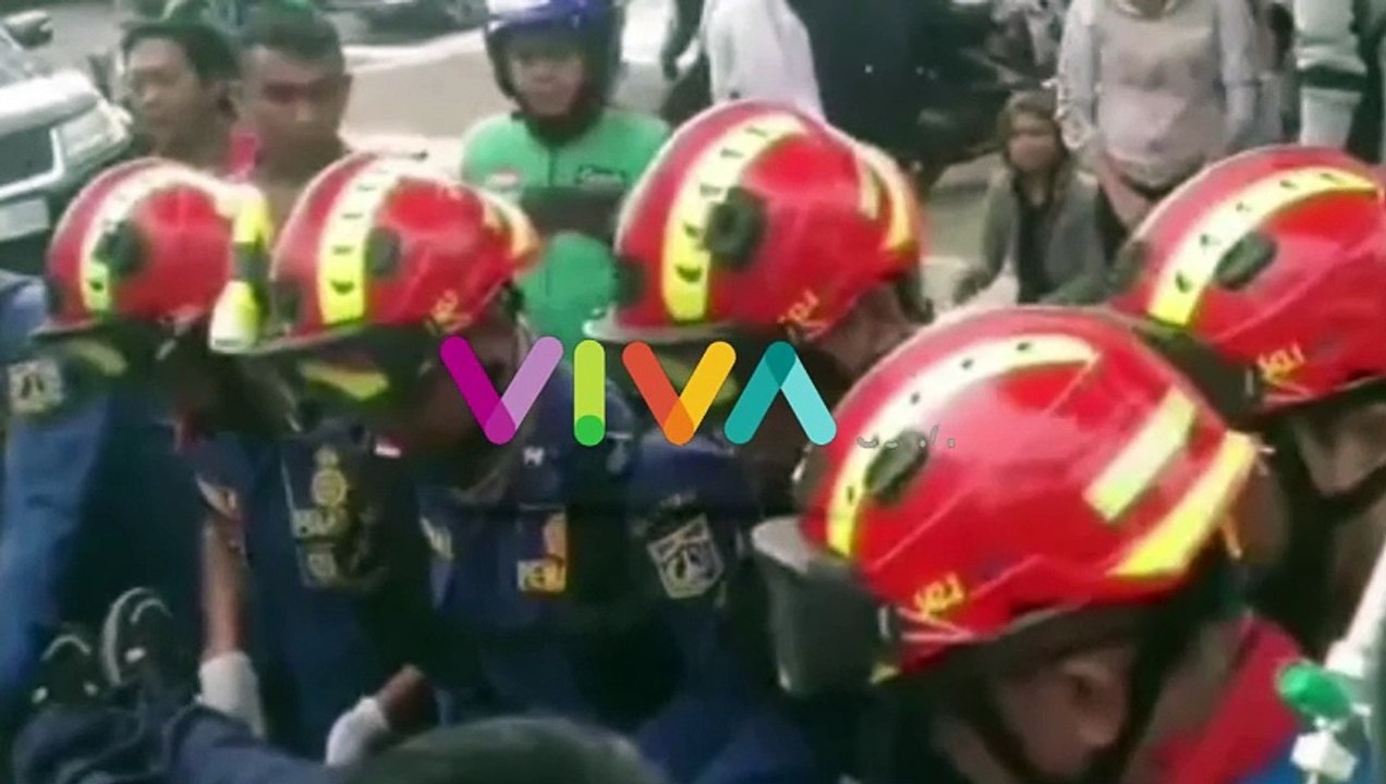 Jatuh Saat Hindari Angkot, Mata Seorang Wanita Terluka Parah