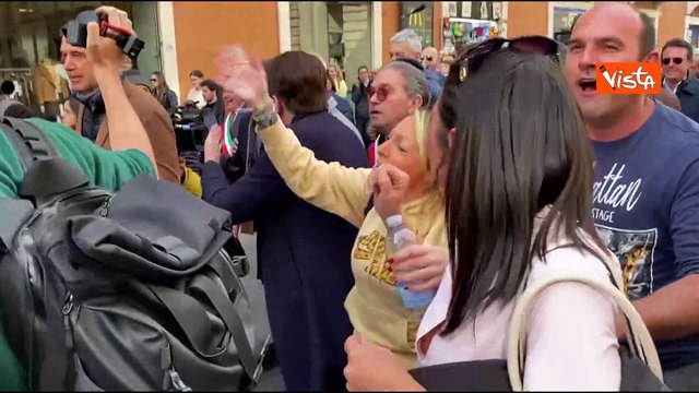 Presidente sei uno di noi , la folla acclama De Luca, in corteo a Roma con i sindaci