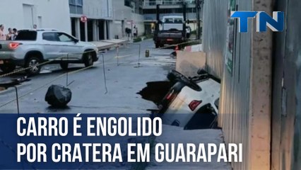 Carro é engolido por cratera em Guarapari