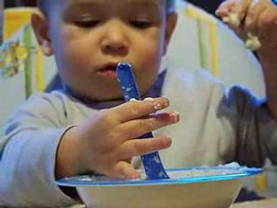 piotrus i jego pierwszy samodzielny posiłek:)