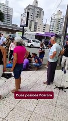 Carro fica de lado após batida na Vila Operária