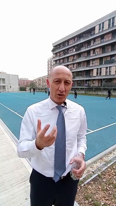 Lecco, cocci di vetro nel campetto dove giocano bambini e ragazzi: la denuncia del sindaco