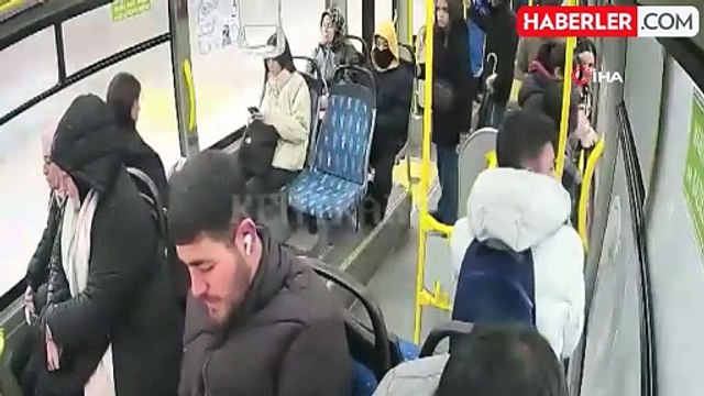 Halk otobüsünde fenalaşan öğrenciyi, otobüs şoförü hastaneye yetiştirdi