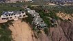 Deslizamento de terra deixa mansões à beira de precipício na Califórnia